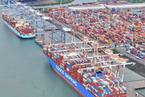 Thặng dư thương mại tháng 11 giảm 56,7%, kỳ vọng khởi sắc tháng cuối năm
