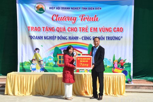 Hơn 800 áo ấm trao tặng học sinh xã Tuần Giáo