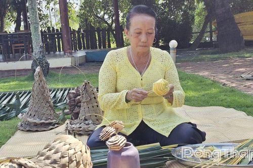 Người giữ hồn cho lá dừa ở cù lao Thới Sơn