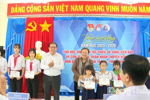 Quỹ Học bổng Vừ A Dính và Câu lạc bộ 'Vì Hoàng Sa - Trường Sa thân yêu' trao học bổng tại Trường THCS và THPT Tân Thới