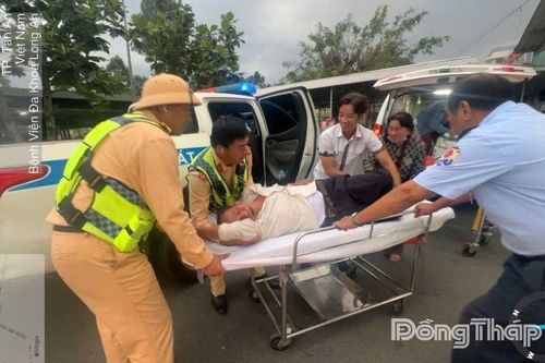 Cảnh sát giao thông kịp thời cứu sống hành khách nguy kịch trên cao tốc