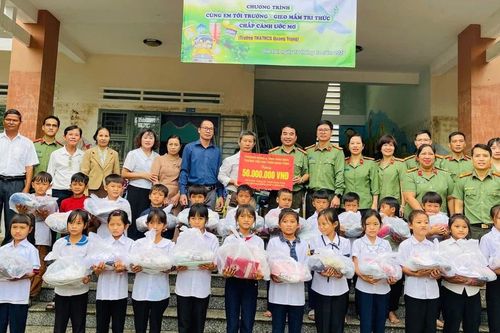 Tặng quà học sinh và hộ nghèo xã Ia Tul