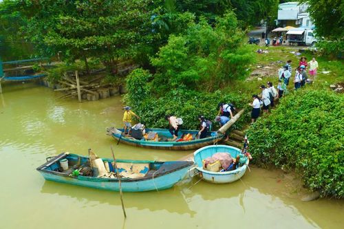 Phóng sự ảnh: Gian nan đi đò đến lớp