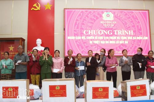Cục C10-Bộ Công an trao 50 suất quà hỗ trợ người dân xã Diên Lâm