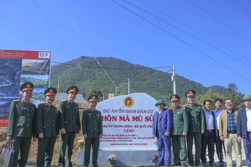 Bàn giao 60 căn nhà tái định cư cho người dân vùng lũ Dền Sáng