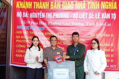Bàn giao nhà tình nghĩa cho vợ liệt sĩ Lê Văn Tộ
