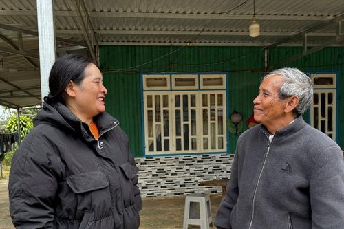 Nữ bí thư trẻ tuổi vận động người dân bỏ hủ tục