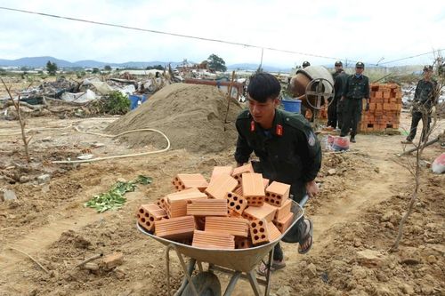 Lâm Đồng gấp rút dựng lại nhà mới cho người dân vùng lũ đón Tết