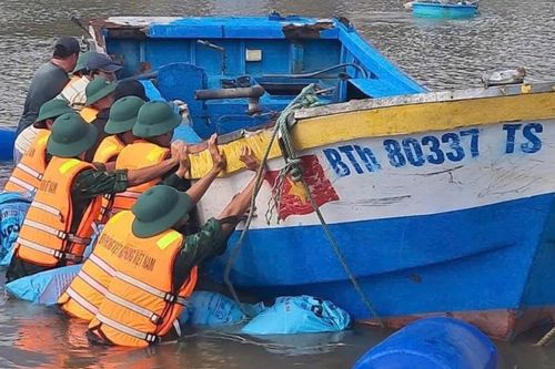 Bộ đội biên phòng Liên Hương tích cực hỗ trợ người dân vùng lũ