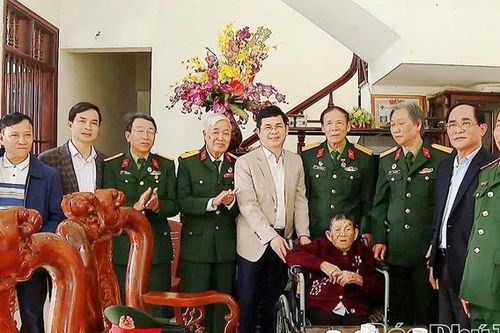 Trao quà tri ân Mẹ Việt Nam Anh hùng và bàn giao nhà tình nghĩa