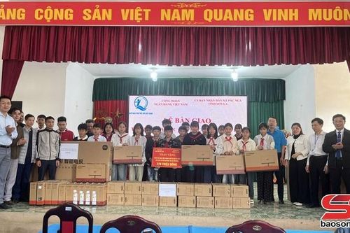 Bàn giao thiết bị dạy học cho các trường học xã Pắc Ngà