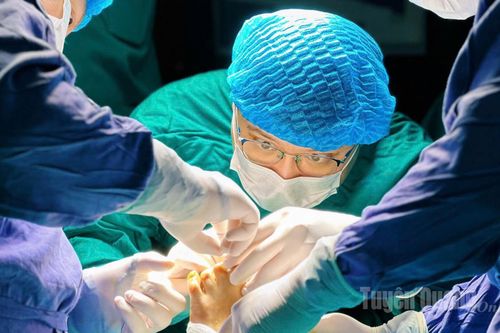 'Cuộc chiến' sau cánh cửa phòng phẫu thuật
