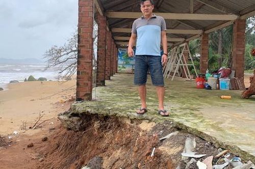 Bờ biển Hàm Rồng tan hoang sau mưa bão, TP Huế lên phương án xử lý khẩn cấp