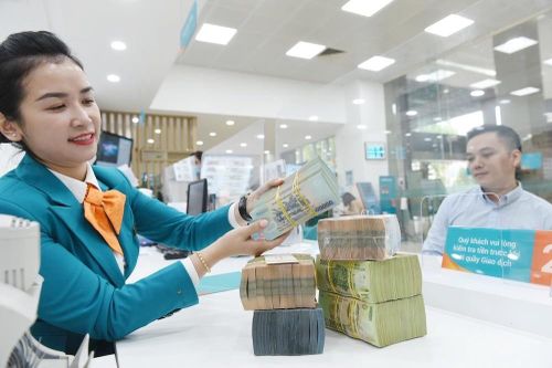 Tín dụng bùng nổ và bài toán giữ ổn định lãi suất