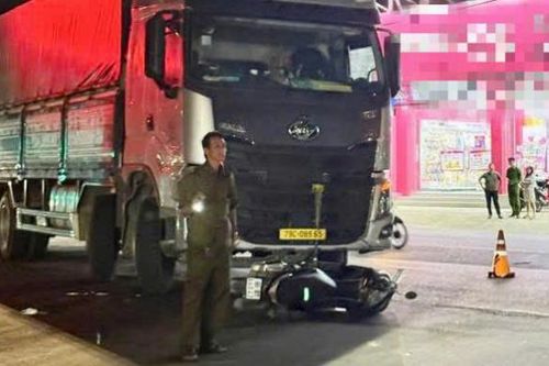 Tai nạn giữa ôtô tải với xe máy, 3 người bị thương, 1 người chết