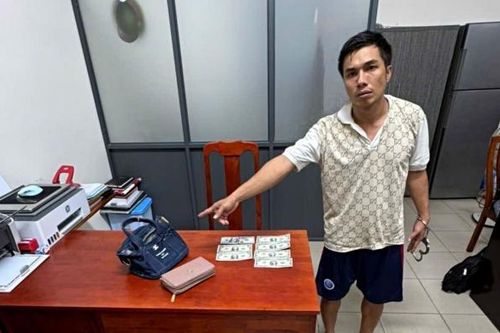 Dùng dao khống chế người phụ nữ nằm võng cướp nhầm vàng giả