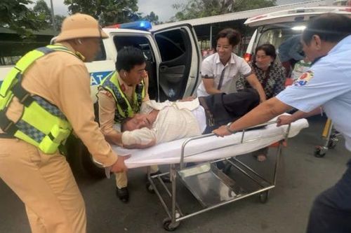 Khách ngưng thở khi xe đang chạy trên cao tốc, tài xế ra tín hiệu ứng cứu tới CSGT