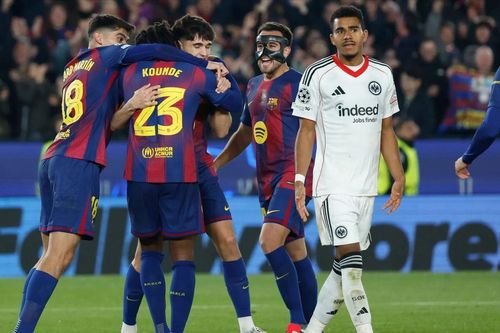 Jules Kounde tỏa sáng giúp Barcelona ngược dòng giành chiến thắng