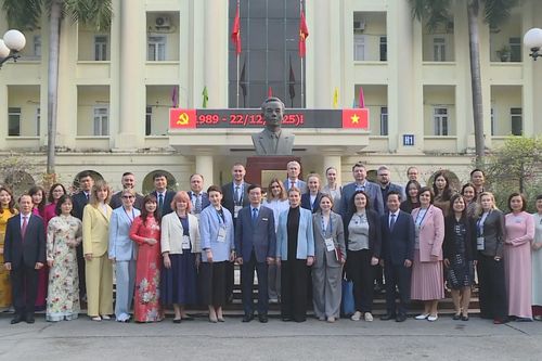 Thu hút, trọng dụng người có tài trong khu vực công