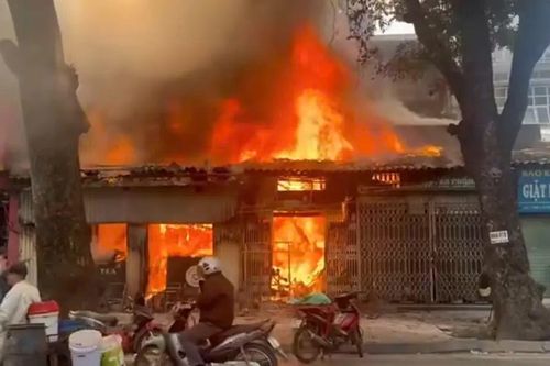 Cháy lớn tại dãy nhà trên phố Lò Đúc