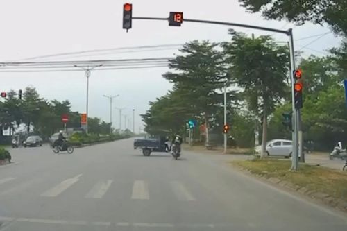 Xe máy vượt đèn đỏ gây tai nạn giao thông
