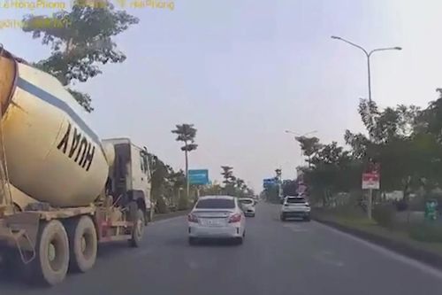 Ô tô con bị đâm xoay ngang vì đi sát xe bồn