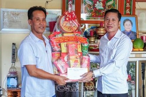Thăm, tặng quà nhân kỷ niệm 85 năm Khởi nghĩa Hòn Khoai