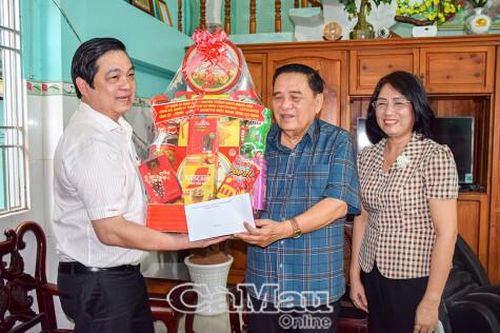 Phó Chủ tịch UBND tỉnh Huỳnh Chí Nguyện thăm, tặng quà nguyên lãnh đạo tỉnh
