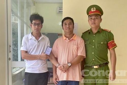 Tài khoản bất ngờ nhận số tiền lớn, người đàn ông trình báo ngay Công an