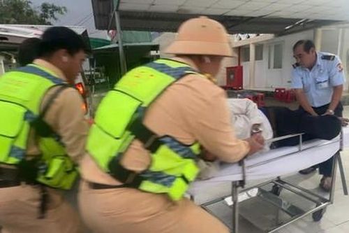 CSGT cao tốc hỗ trợ đưa đi cấp cứu kịp thời người đàn ông nguy kịch trên xe khách