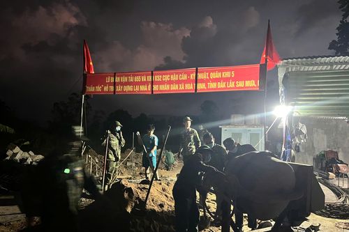 'Chiến dịch Quang Trung': Bộ đội ngày đêm xây nhà giúp người dân vùng lũ Đắk Lắk