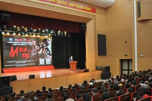 Người dân phường Đống Đa xúc động khi xem phim 'Mưa đỏ'