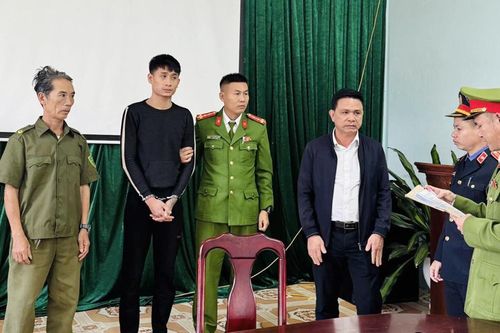 Nghịch tử cầm dao đuổi em, chém bố sau mâu thuẫn
