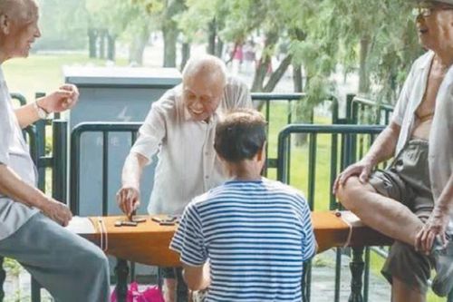 Nghỉ hưu, muốn sống vui khỏe hãy tránh 4 chủ đề khiến người khác khó chịu