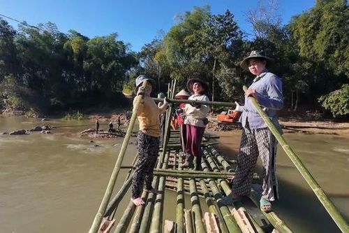 Cả bản chặt luồng, dựng cầu vượt sông lên rẫy