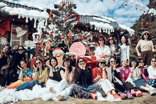 Thị trường mùa Noel giảm, nhiều hàng quán 'check-in' kích cầu
