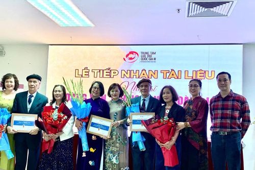 Tiếp nhận nhiều tài liệu quý của 3 nhạc sĩ họ Hoàng: Hoàng Vân, Hoàng Long, Hoàng Lân