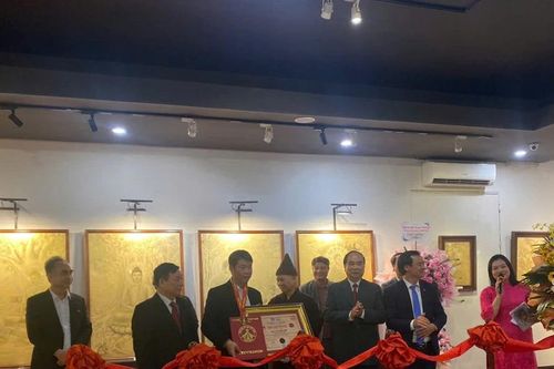 Trưng bày các bức tranh vẽ từ vàng 9999 trên nền kim loại