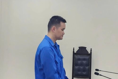 Nhân viên quán karaoke biến thành 'món hàng' vì bị chủ chê xấu