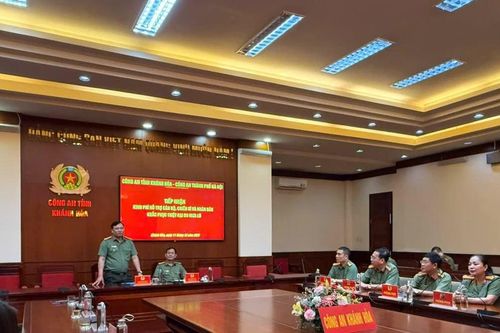 Công an Thủ đô san sẻ khó khăn với cán bộ, chiến sỹ Công an và bà con bị ảnh hưởng mưa lũ ở tỉnh Khánh Hòa