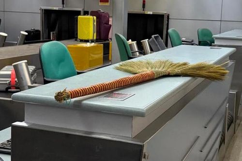 Vì sao khách Tây phải bỏ lại chổi đót ở sân bay Tân Sơn Nhất?