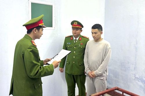 Khởi tố, tạm giam đối tượng lái ô tô tông người sau mâu thuẫn