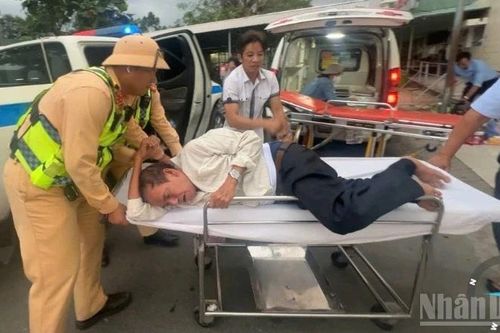 Cảnh sát giao thông đưa bệnh nhân đi cấp cứu kịp thời