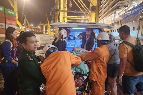 Cứu kịp thời khách du lịch gặp nạn trên tàu quốc tế