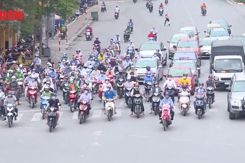 Đề xuất bảo đảm quỹ đất cho bãi đỗ và trạm sạc khi hạn chế xe xăng