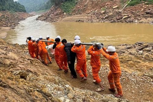 Điện lực Nghệ An huy động tổng lực, nỗ lực đưa điện về vùng lõm