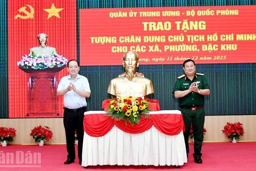 Tặng tượng chân dung Chủ tịch Hồ Chí Minh cho các xã, phường, đặc khu thuộc tỉnh An Giang