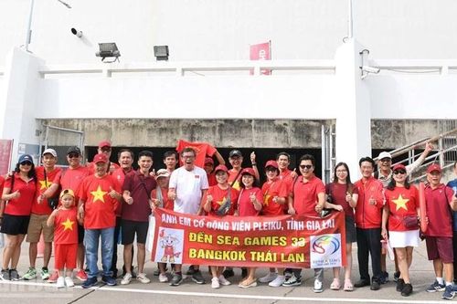 Không khí trước trận bóng đá tranh vé vào bán kết SEA Games 33