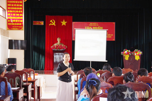 Trung đoàn 720 (Binh đoàn 16): Tập huấn kỹ thuật chăn nuôi bò sinh sản cho người dân