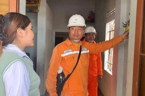 EVNCPC khẩn trương khôi phục hạ tầng điện, đảm bảo 'khôi phục nhà đến đâu, điện có tới đó' trong 'Chiến dịch Quang Trung'